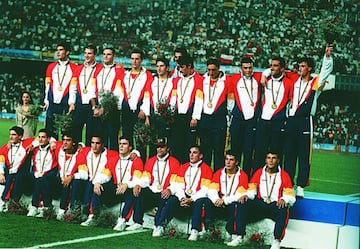 El fútbol olímpico entra en esta clasificación porque el oro en Barcelona-92 fue uno de los éxitos más celebrados. España ganó brillantemente a Polonia (3-2) tras un torneo espectacular en el que apareció la primera 'generación moderna', con jugadores como Guardiola o Kiko, autor de dos goles en ese partido. Fue la primera vez en que La Roja eliminó a Italia en cuartos, gracias a otro gol de Kiko Narváez, y fue la segunda medalla olímpica, el primer oro, tras la plata en Amberes, en 1920.