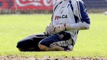 <b>LESIONADO. </b>Riesgo se lamenta en el suelo tras romperse un dedo.