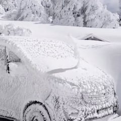 Casi 4 metros de nieve y lucha contra la lluvia gélida en Sierra Nevada