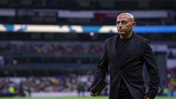 Ángel Villacampa previo a un partido del América Femenil en el Estadio Azteca.