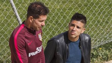 Un caso excepcional podría ser el de Diego y Giovanni Simeone. El entrenador del Atlético Madrid todavía no ha tenido la oportunidad de poder dirigir a su hijo en el fútbol profesional.