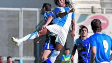 <b>TABLAS. </b>Zarandona lucha por el balón en el empate a dos tantos.