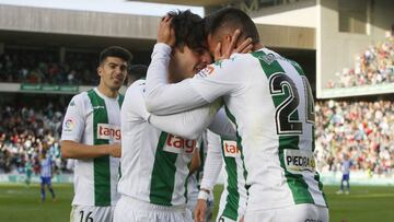 Narv¨¢ez regala al C¨®rdoba con un golazo el derecho a so?ar