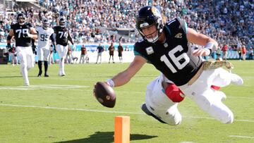 JACKSONVILLE, FLORIDA - NOVEMBER 19: Trevor Lawrence #16 of the Jacksonville Jaguars dives to score a touchdown in the third quarter against the Tennessee Titans at EverBank Stadium on November 19, 2023 in Jacksonville, Florida.   Courtney Culbreath/Getty Images/AFP (Photo by Courtney Culbreath / GETTY IMAGES NORTH AMERICA / Getty Images via AFP)