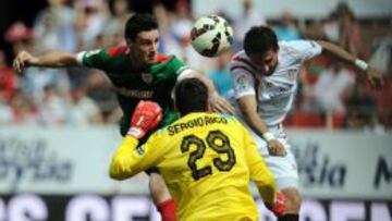 Aduriz, ante el Sevilla