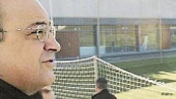 <b>EN LAS ROZAS. </b>Florentino fue a ver el partido del Real Madrid B y luego tuvo una conversación con Mariano García Remón.