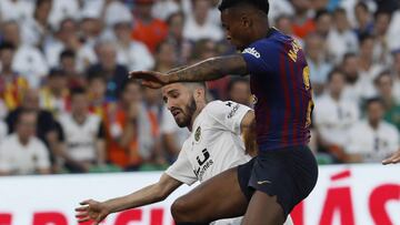 Semedo, ante Gayá en la final de Copa.