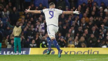 LONDON, ENGLAND - APRIL 06: Karim Benzema of Real Madrid celebrates after scoring a goal to make it 1-3 during the UEFA Champions League Quarter Final Leg One match between Chelsea FC and Real Madrid at Stamford Bridge on April 6, 2022 in London, United Kingdom. (Photo by James Williamson - AMA/Getty Images)