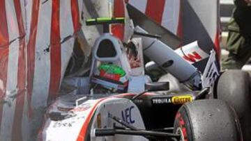 <b>ESCALOFRIANTE. </b>Pérez acabó empotrado contra las protecciones, pero afortunadamente todo quedó en un susto y sin lesiones graves.