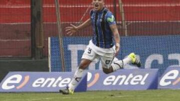 Parraguez celebra su primer gol en Primera, ante Uni&oacute;n Espa&ntilde;ola, en Santa Laura.