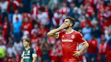 MEX8915. TOLUCA (MÉXICO), 06/04/2025.- Joao Paulo Dias Fernandes de Toluca celebra tras anotar un gol este domingo, durante un partido del torneo Clausura 2025 entre Toluca y Santos Laguna, en el estadio Nemesio Diez, en Toluca (México). EFE/ Felipe Gutiérrez