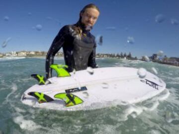 Un dispositivo integrado en las tablas de surf intenta evitar que muchas playas australianas queden desiertas debido a los continuos ataques de tiburones.
