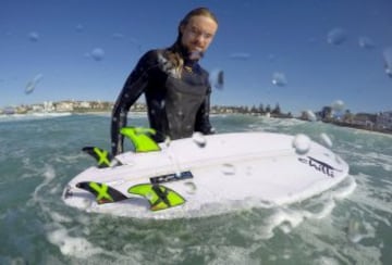 Un dispositivo integrado en las tablas de surf intenta evitar que muchas playas australianas queden desiertas debido a los continuos ataques de tiburones.