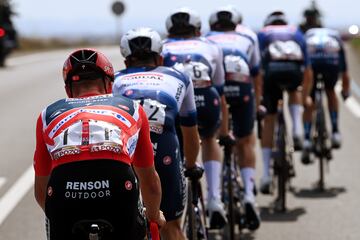 El maillot rojo, Remco Evenepoel, junto a los miembros de su equipo.