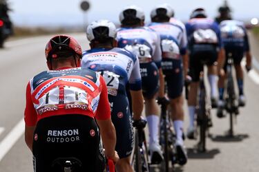 El maillot rojo, Remco Evenepoel, junto a los miembros de su equipo.