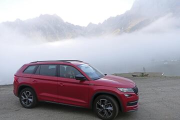 El coche por encima de las nubes en las cumbres de los Pirineos.