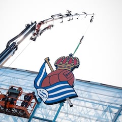 El escudo de la Real Sociedad vuelve a lucir en la fachada de Anoeta
