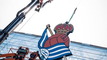 El escudo de la Real Sociedad ya luce en la fachada de Anoeta.