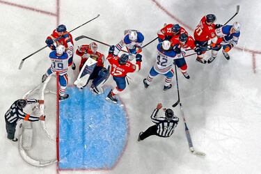 Los Florida Panthers se adelantaron en la Final de la Stanley Cup al imponerse por 6 a 1 en su campo a los Edmonton Oilers en el tercer partido de la serie al mejor de siete.  Ambos equipos se enzarzaron en una pequeña tangana en el tercer periodo del encuentro, momento que vemos en la foto. La serie continuará en la madrugada del 13 de junio, hora española.