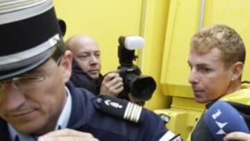 <b>FUERTE ESCOLTA. </b>Unos veinte gendarmes escoltan al italiano Riccardo Riccó camino a la comisaría de Foix.