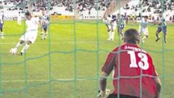 <b>TRES PUNTOS. </b>Pacheco transformó el penalti de la victoria.