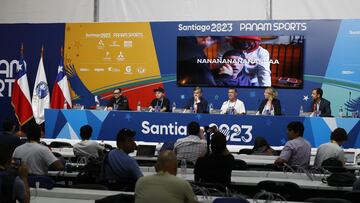 CH0. SANTIAGO (CHILE), 22/08/2023.- El director de comunicaciones de Santiago 2023, Felipe Bianchi (c-i) participa de la conferencia de prensa de la ceremonia inaugural de los juegos Panamericanos Santiago 2023, hoy en Santiago (Chile). La ceremonia inaugural de los Juegos Panamericanos Santiago 2023, que se realizará el viernes 20 de octubre, escenificará ?la unión de los chilenos? y de su ?diversidad cultural? anunció este martes el comité organizador en conferencia desde el centro de prensa del evento deportivo. EFE/Elvis González
