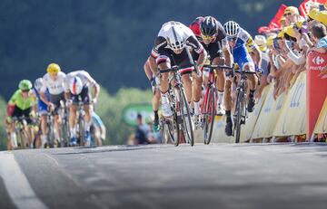 Sprint por la victoria entre Michael Matthews y Greg Van Avermaet.