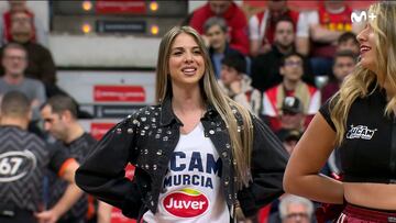 Descanso en el Murcia vs Bar?a y salta un hombre a la pista: 7.454 personas sin palabras