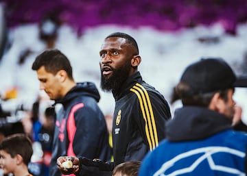 Antonio Rüdiger muy emocionado con el tifo de los aficionados del Real Madrid.