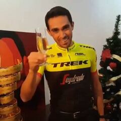 Contador exhibió el nuevo maillot del Trek a lo Superman
