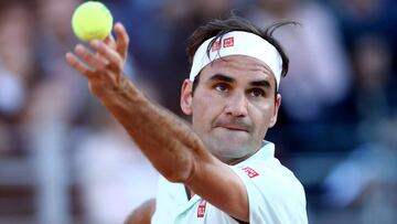 Roger Federer saca durante su partido ante Borna Coric en el Masters 1.000 de Roma.