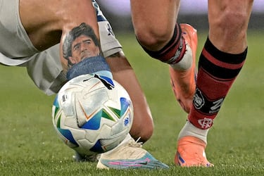 Un día antes de que se cumplan cinco años del fallecimiento de Maradona, Racing jugó la vuelta de la semifinal de la Copa Libertadores ante Flamengo. En la imagen, Gabriel Rojas, con el Pelusa tatuado en su pierna derecha, se lanza a por un balón conducido por De Arrascaeta. Fue el equipo brasileño quien terminó pasando a la final (0-1 en el global).