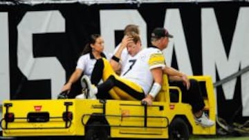 Ben Roethlisberger QB de Pittsburgh Steelers saliendo en camilla tras su lesión.