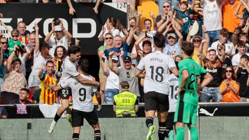 El delantero del Valencia Hugo Duro celebra el segundo gol del partido de Laliga EA Sports que disputan el Valencia y el Atlético de Madrid, este sábado en el estadio de Mestalla, en Valencia.