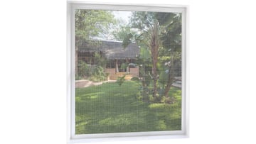 Mosquitera adhesiva para ventana transpirable que puedes encontrar en Amazon.