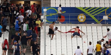 Enfrentamiento entre los ultras rusos e ingleses en el partido que enfrentó a ambas selecciones en Marsella durante la Eurocopa 2016.