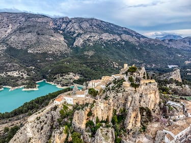 Oficialmente conocido como El Castell de Guadalest. Este precioso pueblo alicantino de algo más de 280 habitantes está encaramado en una roca que le otorga una panorámica espectacular con vistas al embalse de Guadalest y a su maravilloso entorno natural. La localidad medieval del siglo X conserva la fortaleza y varias edificaciones históricas como el Castillo de San Juan, el casco antiguo, la Prisión del siglo XII y la Casa Orduña, por lo que le dieron la declaración como Conjunto Histórico-Artístico. Cabe destacar también su concentración de museos de diferentes tipos como el Museo de Saleros y Pimenteros, el Museo de Microminiaturas y el Museo de Belén y Casitas de Muñecas, entre otros. 