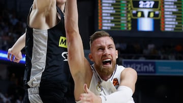 El alero del Real Madrid Dzanan Musa (d) pelea un balón con Alen Smailagic, del Partizan Belgrado, durante el primer partido de los play off de la Euroliga ante el Real Madrid que se disputa este martes en el Wizink Center.