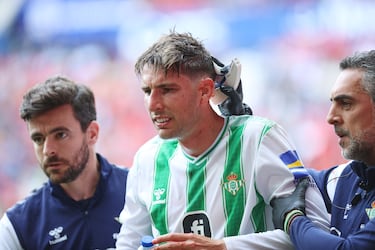 Juan Miranda es acompañado por los servicios médicos del Betis.