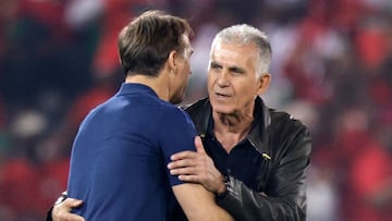 Carlos Queiroz, en su etapa como seleccionador de Omán, saluda a Julen Lopetegui.
