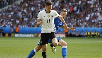 Football Soccer - Germany v Slovakia - EURO 2016 - Round of 16 - Stade Pierre-Mauroy, Lille, France - 26/6/16
 Germany&#039;s Julian Draxler in action with Slovakia&#039;s Milan Skriniar  
 REUTERS/Gonzalo Fuentes
 Livepic