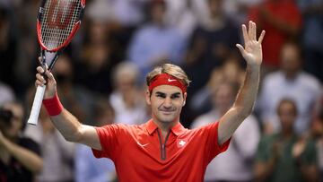 Roger Federer celebra su victoria durante el partido de playoffs de la Copa Davis 2015 entre Suiza y Holanda.