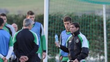 <b>NO SÓLO MANDA. </b>El técnico trabajó las jugadas a balón parado y quiere saber las preferencias del grupo a la hora de defenderlas.