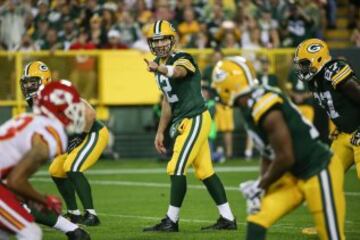 Aaron Charles Rodgers fue el dueño y señor absoluto del partido de ayer. El quarterback dominó de principio a fin y desquició a la nada desdeñable defensa de los Chiefs, haciendoles caer en un error tras otro con sus audibles y su juego rápido tras los no huddle. El QB acabó con 333 yardas de pase, 5 touchdowns (cuarta vez en su carrera que lo consigue), ninguna intercepción y 16 yardas de carrera.