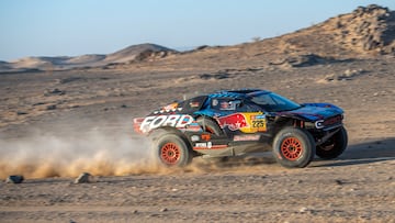 Bisha (Saudi Arabia), 05/01/2025.- Spanish driver Carlos Sainz and co-driver Lucas Cruz drive their Ford M-Spor during the second stage of the 2025 Dakar Rally, in Bisha, Saudi Arabia, 05 January 2025. (Arabia Saudita) EFE/EPA/Gerard Laurenssen