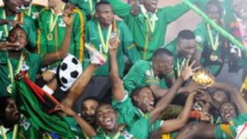 <b>CAMPEONES. </b>La selección de Zambia celebra la sorprendente victoria en la Copa de África.