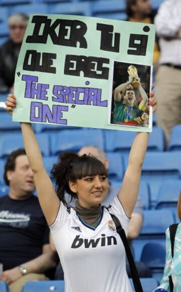 Aficionados del Real Madrid con pancartas.