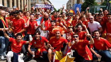 STUTTGART (ALEMANIA), 05/07/2024.-Aficionados de la selección española de fútbol, este viernes en la ciudad alemana de Stuttgart, donde esta tarde el equipo español se enfrentará a la selección de Alemania.-EFE/ J.J. Guillén
