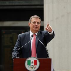 Marcelo Ebrard da a conocer su WhatsApp y usuarios se quejan de que los deja en visto