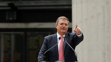 Marcelo Ebrard da a conocer su WhatsApp y usuarios se quejan de que los deja en visto